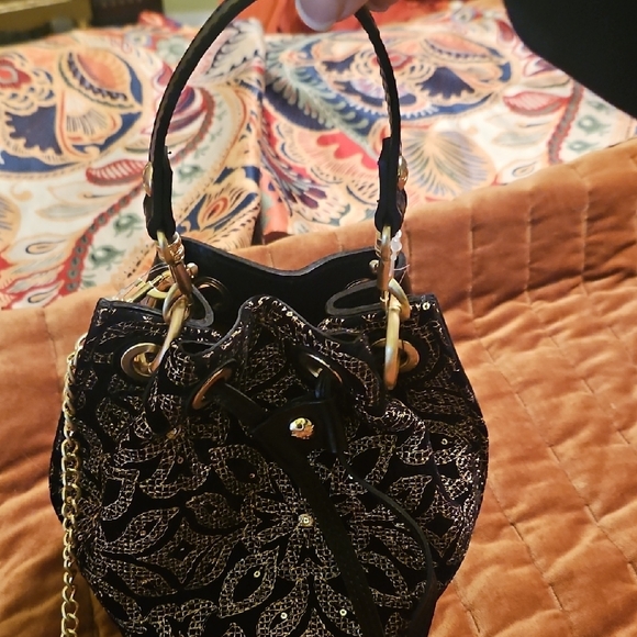 Elegant Black and Gold Women's Bag - Picture 13 of 16